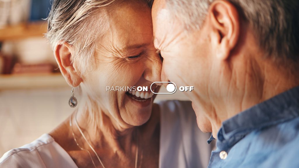 Una coppia sorride nella campagna Parkinson OFF
